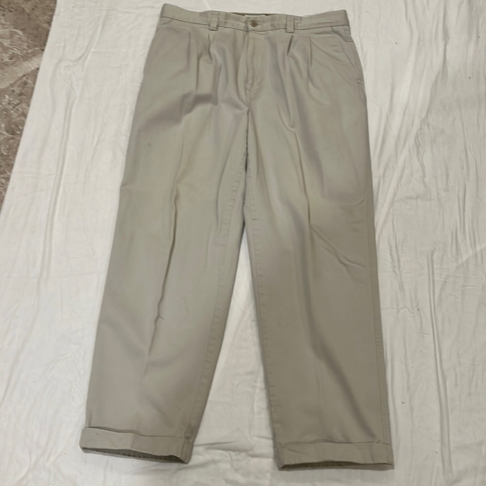 Men’s khakis 38x34 relaxed fit. Used but in perfect condition. 100% cotton